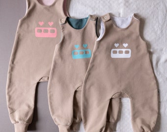 Strampler Herzibahn / aus Bio-Sweat in beige mit rosa / weiß / blau / für Babys