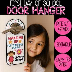 Op de afbeelding: Een witte deurhanger met de tekst "WAKE ME UP For The First Day Of SECOND GRADE". De hanger heeft een cartoon meisje illustratie en een bloem. De bovenkant van de hanger heeft een decoratief ontwerp met sterren.