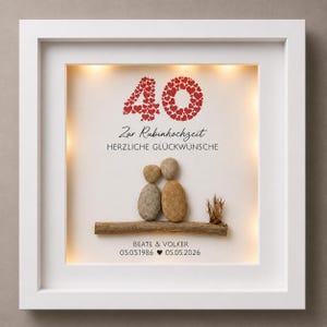 Könnte beinhalten: Gerahmtes Kunstwerk zum 40. Hochzeitstag. Die Zahl 40 besteht aus roten Herzen. Text: "Zur Rubinhochzeit" und "Herzliche Glückwünsche." Kieselkunst zeigt ein Paar. Namen und Daten stehen darunter.