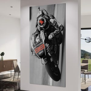 Könnte beinhalten: Schwarz-Weiß-Leinwanddruck eines Motorradrennfahrers in einer Kurve. Der Fahrer trägt einen Helm mit rotem Kreuz, die Nummer 99 ist auf dem Motorrad zu sehen. Yamaha- und Movistar-Logos sind ebenfalls sichtbar.