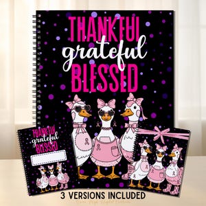 Puede incluir: Un conjunto de cuadernos y diarios con un fondo negro y las palabras "THANKFUL grateful BLESSED" en blanco y rosa. El diseño presenta gansos de dibujos animados con gafas de sol y delantales rosas. La frase "3 VERSIONS INCLUDED" también es visible.