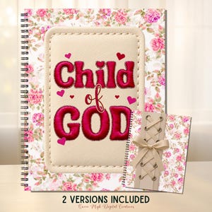 Puede incluir: Un cuaderno de espiral con una cubierta crema bordada con las palabras "Child of God" en rosa, rodeado de un estampado floral de rosas rosas y blancas. También se incluye un cuaderno más pequeño con una cinta.