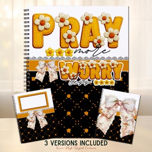 Op de afbeelding: Een spiraalgebonden notitieboek met de woorden "PRAY more WORRY less" in een geel, bloemig ontwerp. Het notitieboek heeft een zwart en goud stippenpatroon en bevat drie versies. Het ontwerp heeft madeliefjes accenten.