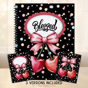 Puede incluir: Un cuaderno negro con espiral y dos cuadernos más pequeños con un diseño de cerezas y lazos. El cuaderno grande tiene la palabra "Blessed" en escritura cursiva. Los cuadernos tienen un fondo negro con lunares de colores.