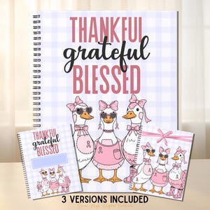 Puede incluir: Un conjunto de cuadernos con las palabras "THANKFUL grateful BLESSED" en rosa y negro. Los cuadernos presentan ilustraciones de gansos con gafas de sol, lazos y delantales. La frase "3 VERSIONS INCLUDED" está en la parte inferior. Encuadernación en espiral.