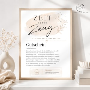 Könnte beinhalten: Ein gerahmter Druck mit den Worten "ZEIT STATT Zeug" in schwarzer Schrift, mit dem Text "EIN GESCHENK, DAS BLEIBT" darunter. Der Druck enthält das Wort "Gutschein" und andere deutsche Texte. Ein dekoratives florales Element befindet sich rechts.