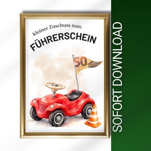 Puede incluir: Una impresión en acuarela enmarcada que presenta un coche de juguete rojo con volante, una bandera con el número 50 y un cono de tráfico. El texto "kleiner Zuschuss zum FÜHRERSCHEIN" está en la parte superior. El marco es dorado.