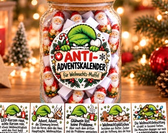 May include: A clear glass jar with a wooden lid filled with small Santa Claus figurines and white paper notes. A circular label on the front features a green character and the text ANTI-ADVENTSKALENDER für Weihnachts-Muffel.