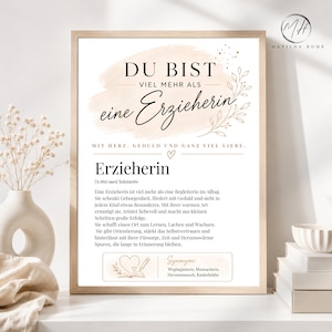 Könnte beinhalten: Ein gerahmtes Wandbild mit dem deutschen Text DU BIST VIEL MEHR ALS eine Erzieherin und einer Definition des Wortes Erzieherin. Das Design umfasst einen pfirsichfarbenen Aquarellhintergrund, eine Herz-Strichzeichnung und florale Verzierungen.