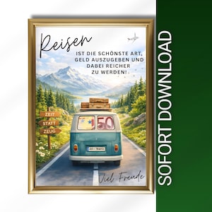 Könnte beinhalten: Ein gerahmter Druck mit goldenem Rahmen zeigt einen blau-weißen Oldtimer-Van auf einer Straße, mit Gepäck auf dem Dach, der auf Berge zufährt. Der Text enthält "Reisen" und "GO-TRAVEL". Die Zahl "50" ist ebenfalls zu sehen.