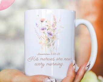 Pode incluir: Caneca de cerâmica branca com um design floral e o texto "Lamentações 3:22-23 Suas misericórdias são novas a cada manhã."