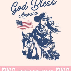 Puede incluir: Una silueta azul de una mujer montando un caballo con un sombrero de vaquero y una bufanda. La mujer est&aacute; sujetando las riendas y mirando hacia la derecha. El fondo es de color rosa claro con el texto "God Bless America" y una bandera estadounidense roja, blanca y azul.