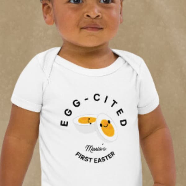 Egg-cited, Personalisierter Babystrampler aus Bio-Baumwolle, Ostergeschenk, Geschenk für Baby, lustiges Ostergeschenk, neugebackene Mutter