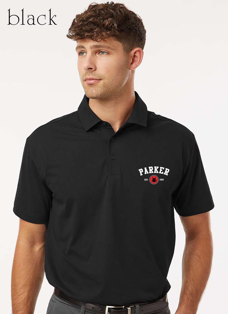 Puede incluir: Polo negro con cuello y mangas cortas. La camisa presenta el texto blanco "PARKER" sobre un emblema rojo. La palabra "black" est&aacute; en la esquina superior izquierda.