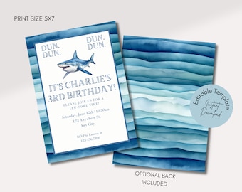 Puede incluir: Una invitación imprimible azul y blanca con una ilustración de tiburón. La invitación dice "¡Es el 3er cumpleaños de Charlie!" e incluye el texto "Dun. Dun. Dun." en la parte superior. La invitación tiene un fondo azul acuarela con un patrón a rayas.