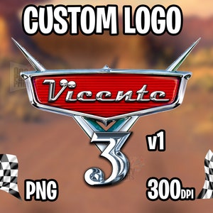 Puede incluir: Diseño de logotipo personalizado con un emblema de coche rojo, cromado y verde con el nombre "Vicente" y el número "3" en una fuente estilizada. El logotipo se coloca sobre un fondo borroso de un paisaje desértico. La imagen incluye el texto "PNG" y "300DPI".