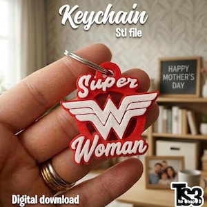 Puede incluir: Llavero "Super Woman" rojo y blanco con un llavero plateado. El llavero presenta el logotipo de Wonder Woman y las palabras "Super Woman". La imagen también incluye el texto "Keychain" y "Digital download".