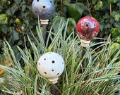 Handgefertigte Keramikkugeln Ø11cm – Garten Deko mit LED Licht | Frostsichere Kugel rot weiß schwarz, Rosenkugel Unikat Handarbeit