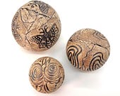Keramik Rosenkugeln "Schmetterling" - 3er-Set  – frostsichere Gartendeko, Garten- und Beet-Deko & natürliche Schädlingsbekämpfung, 7-11 cm
