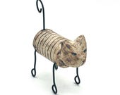 Keramik Katze mit Metallbeinen und -schwanz, minimalistischer Stil, handgemachte Deko-Figur Wohnzimmer, Büro, Geschenk für Katzenliebhaber