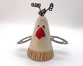 Fröhlicher Keramik-Vogel, kegelförmig, roter Schnabel & Metalllocken. Einzigartige Deko für Wohnzimmer, Büro, oder Garten (frostbeständig)