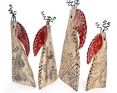 Keramik-Vogel, großer roter Schnabel und dekorative Verzierung. Einzigartige Deko für Wohnzimmer, Büro, Terrasse, Garten (frostbeständig)