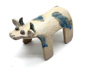 Funky Keramik Kuh, weiß/blau, handgefertigt, einzigartige Deko für Schreibtisch, Regal, Fensterbrett. Geschenk für Freunde des Landlebens