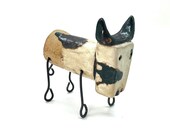 Süße Keramik Kuh/Stier: beige mit schwarzen Flecken, markante Metallbeine und große schwarze Hörner – Geschenkidee für Sternzeichen Stier