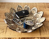 Keramik Schale, Schüssel, Teller handgemacht in Blütenform mit dekorativem Muster | stilvolle Deko & Geschenkidee | Unikat