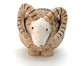 Widder Keramik, handgefertigte Deko für Haus & Garten, frostsichere Rosenkugel/Zaunhocker, originelles Geschenk Hobbygärtner, Sternzeichen