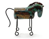 Keramik-Pferd mit Metallelementen, dunkelbraun bzw. grün und bronze , Deko-Skulptur für Pferdeliebhaber, handgefertigte Unikate, 3 Varianten