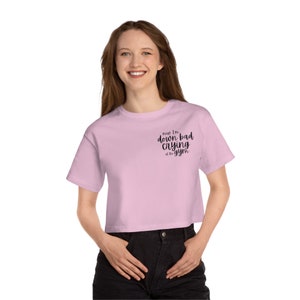 Schlechtes Weinen im Fitnessstudio, kurzes T-Shirt. Swiftie-Merch. Ttpd-Merch. Gym-Girlie-Shirt. Champion Damen Heritage Crop T-Shirt
