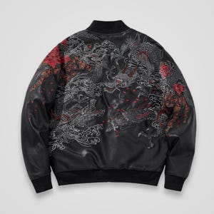 Könnte beinhalten: Eine schwarze Bomberjacke mit aufwendiger Stickerei von zwei Drachen, die mit wirbelnden Wolken und roten Blumenakzenten verflochten sind. Das Design bedeckt den Rücken und die Ärmel mit grauem, weißem und rotem Garn auf einer glatten schwarzen Basis.