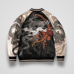 Peut inclure: Un blouson bomber en satin noir et crème orné d'une broderie complexe représentant un grand dragon gris s'enroulant sur le dos et les manches, agrémenté de motifs floraux rouges et orange et de nuages blancs, avec des poignets et un col côtelés.