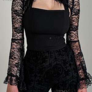 Top corto gótico con mangas de encaje negro para mujer, estilo victoriano de bruja, prenda de moda alternativa para fiestas y eventos.