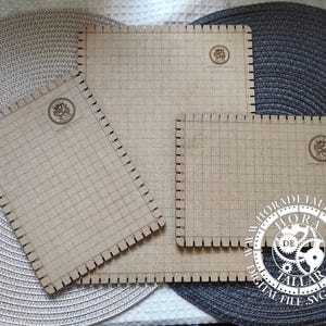 May include: Three brown wooden craft squares with grid patterns and a floral design. The largest square has the text "Hora de Tallar.com Digital File SVG-DXF" printed on it.