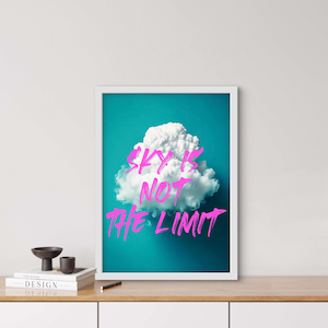 Könnte beinhalten: Eine weiße Wolke mit dem Text "SKY IS NOT THE LIMIT" in Pink auf türkisfarbenem Hintergrund. Der Text ist in fetter, pinselstrichartiger Schrift.