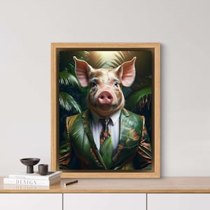 Op de afbeelding: Een varken dat een groen en bruin gepatroneerd pak draagt met een stropdas. Het varken bevindt zich in een jungle-omgeving met groene bladeren en wijnstokken.