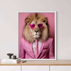Pink Löwe, KI generiert, Vintage Porträt, Anzug, tierisches Porträt, Digi Art, Poster, lustiges Tier Porträt, pink, Löwe
