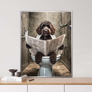 Labradoodle auf dem WC, KI generiert, WC Tiere, Zeitung, Vintage Porträt, tierisches Porträt, Digi Art, Poster, lustiges Tierporträt,