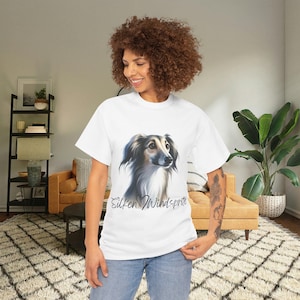 Könnte beinhalten: Weißes T-Shirt mit einer bunten Illustration eines Hundes und dem Text "Silken Windsprite" auf der Vorderseite.