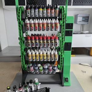 Può includere: Un set di tre tazze in ceramica con finitura opaca e macchiettata. Le tazze sono nei toni del crema, grigio chiaro e grigio scuro. Ogni tazza ha un design semplice e minimalista.