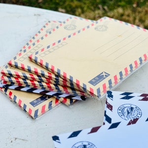 Enhance your correspondence with our premium Airmail Retro Vintage Craft Envelopes. Each pack contains 8 meticulously crafted envelopes, measuring 12.2x17cm (4.8x6.8 inches), perfect for adding a touch of nostalgia and sophistication.