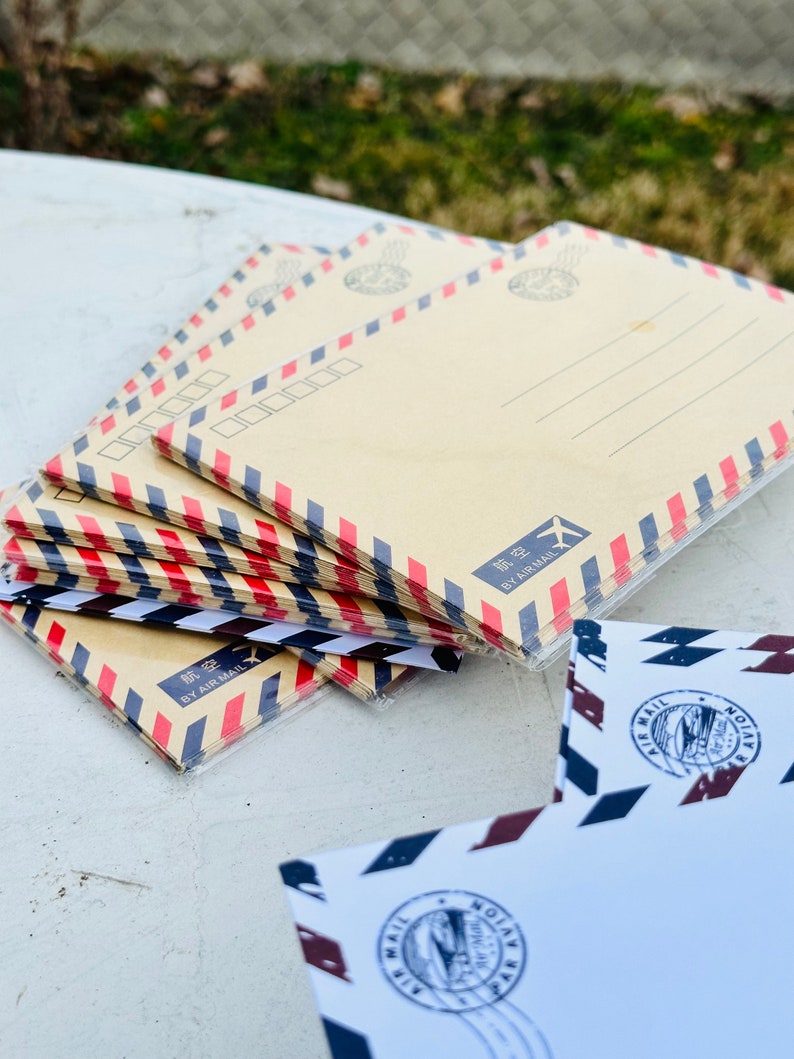 Enhance your correspondence with our premium Airmail Retro Vintage Craft Envelopes. Each pack contains 8 meticulously crafted envelopes, measuring 12.2x17cm (4.8x6.8 inches), perfect for adding a touch of nostalgia and sophistication.