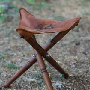 Taburete de cuero para camping y bushcraft, taburete plegable, taburete trípode, equipo de bushcraft, taburete trípode hecho a mano, regalo de Año Nuevo
