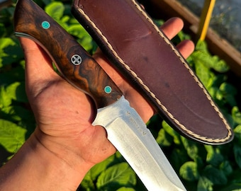 Cuchillo de supervivencia artesanal, acero al carbono 80CRV2, mango de nogal, funda de cuero.