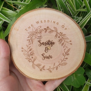 Personalisierte Holzscheibe Gastgeschenke - Lasergravur mit den Namen des Paares, Blattrand