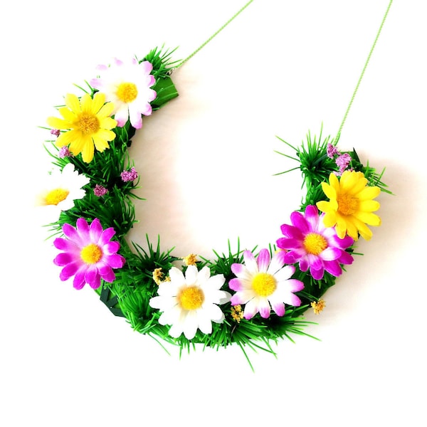 Collier HORSESHOE HAPPINESS collier imposant petites fleurs multicolores et herbe verte The Sausage