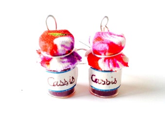 Boucles d'oreilles Les petits POTS DE CONFITURE de cassis miniatures volant en tissu rouge trop mignon fiole en verre par The Sausage