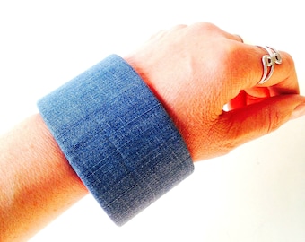 Bracelet DENIM and FUCHSIA handmade textile and paper upcycled cardboard by The Sausage